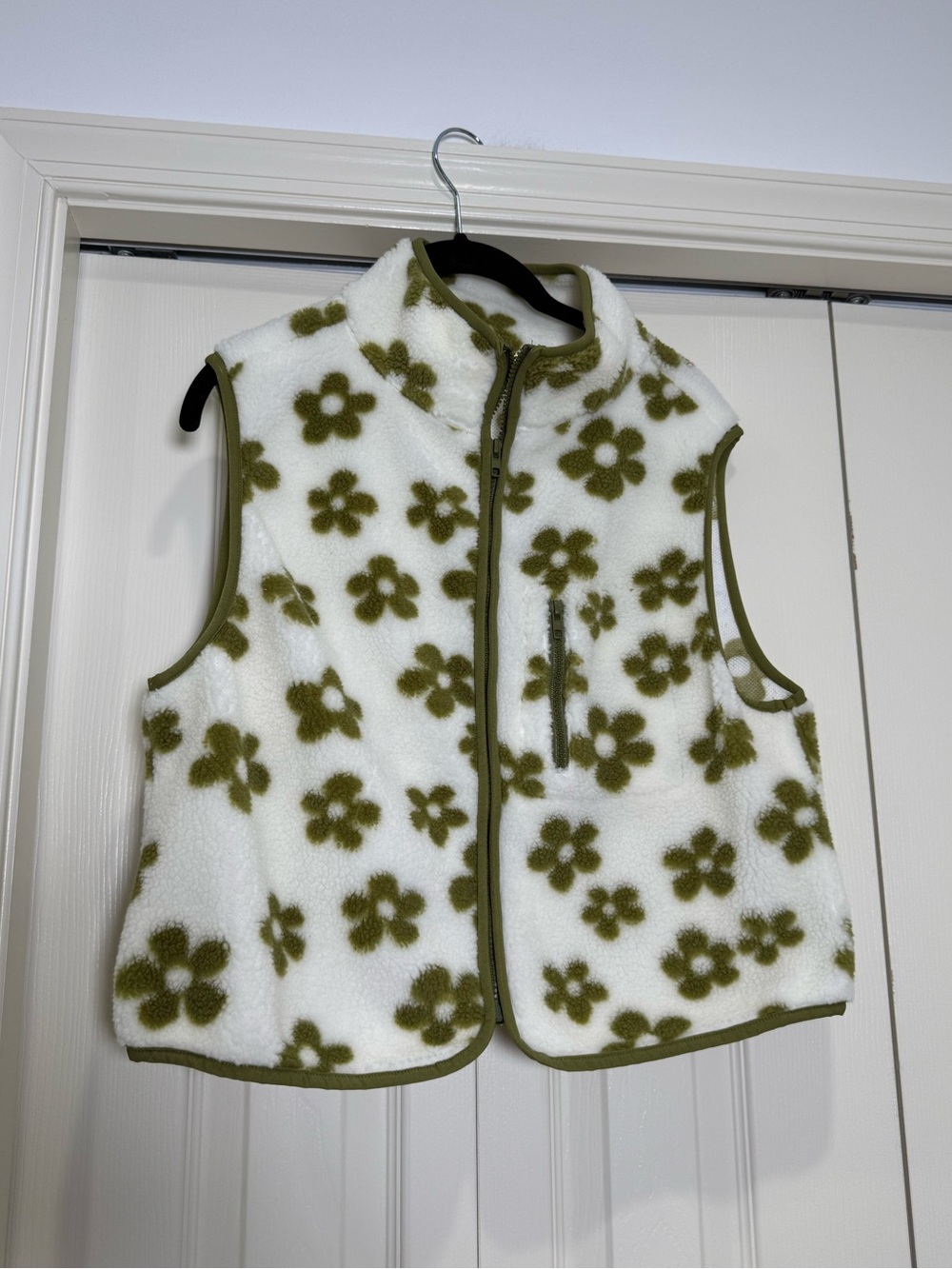New In Floral Faux Sherpa Zip Vest White & Green Flowers Size Medium